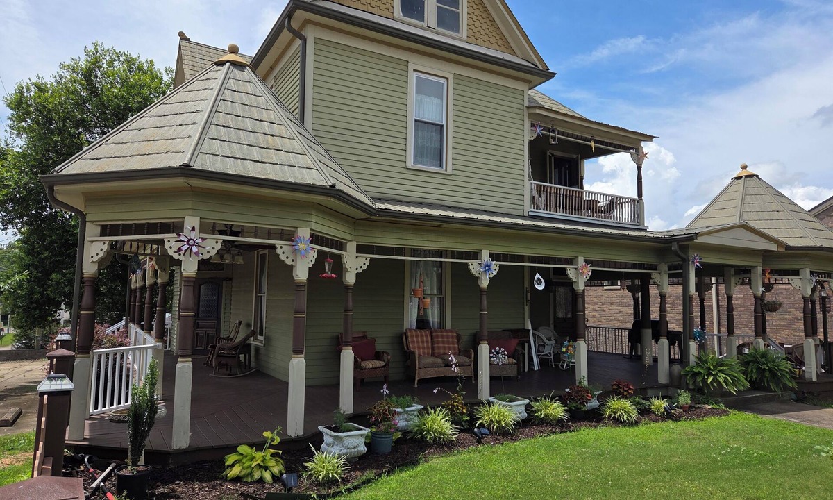 Talladega Apartment | 1904 Victorian Loft Apartment Near CMP, NASCAR, Shocco, and the Ritz