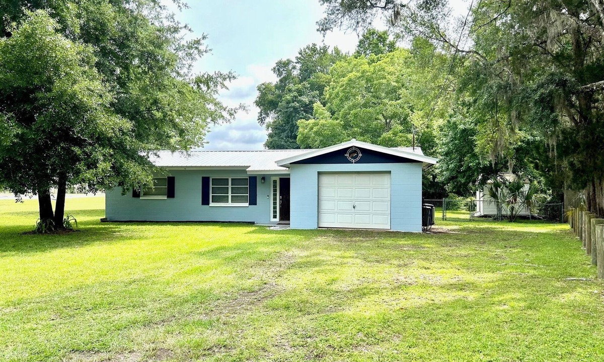 Crystal River House | 2 Minutes to Downtown Crystal River, Large Fenced Yard, Boat Ramp, Pets OK !