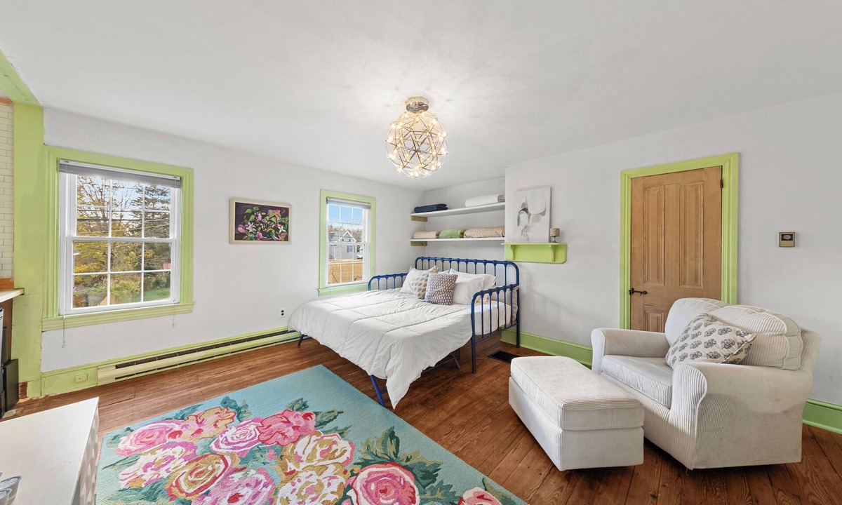 Milton House | 2nd Story Apt: King/Full/Twin in Historic 1876 Lank House, walk to Dogfish Head!