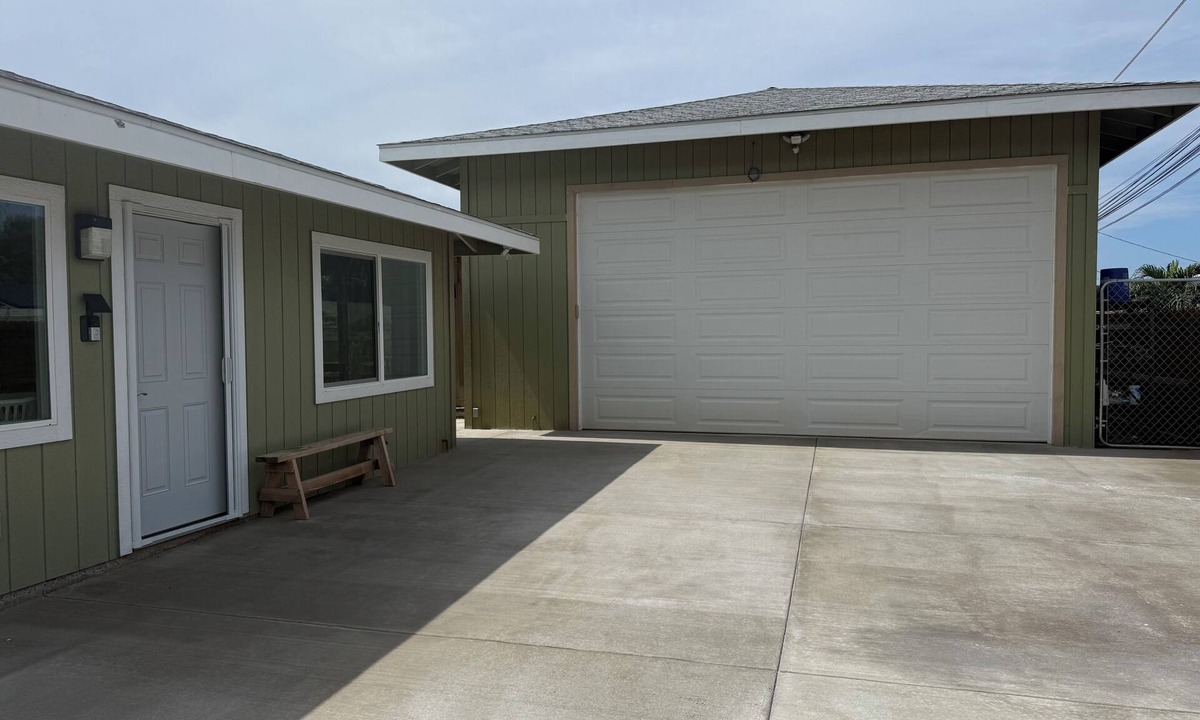 Makaha House | 3 bedroom house with WIFI and free parking, close to beaches and hikes.