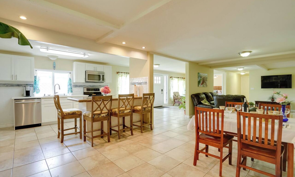 Kalihi Valley Condo | 7 Mi to Waikiki: Airy Retreat Near Shops & Eats!