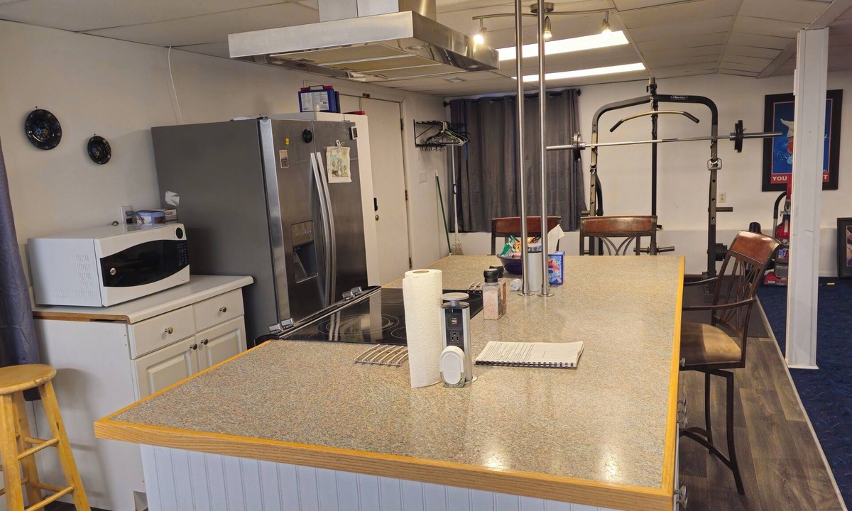 Mica Apartment | 900 sq ft 1 bedroom Apt with views, FREE EV charging, free off street parking