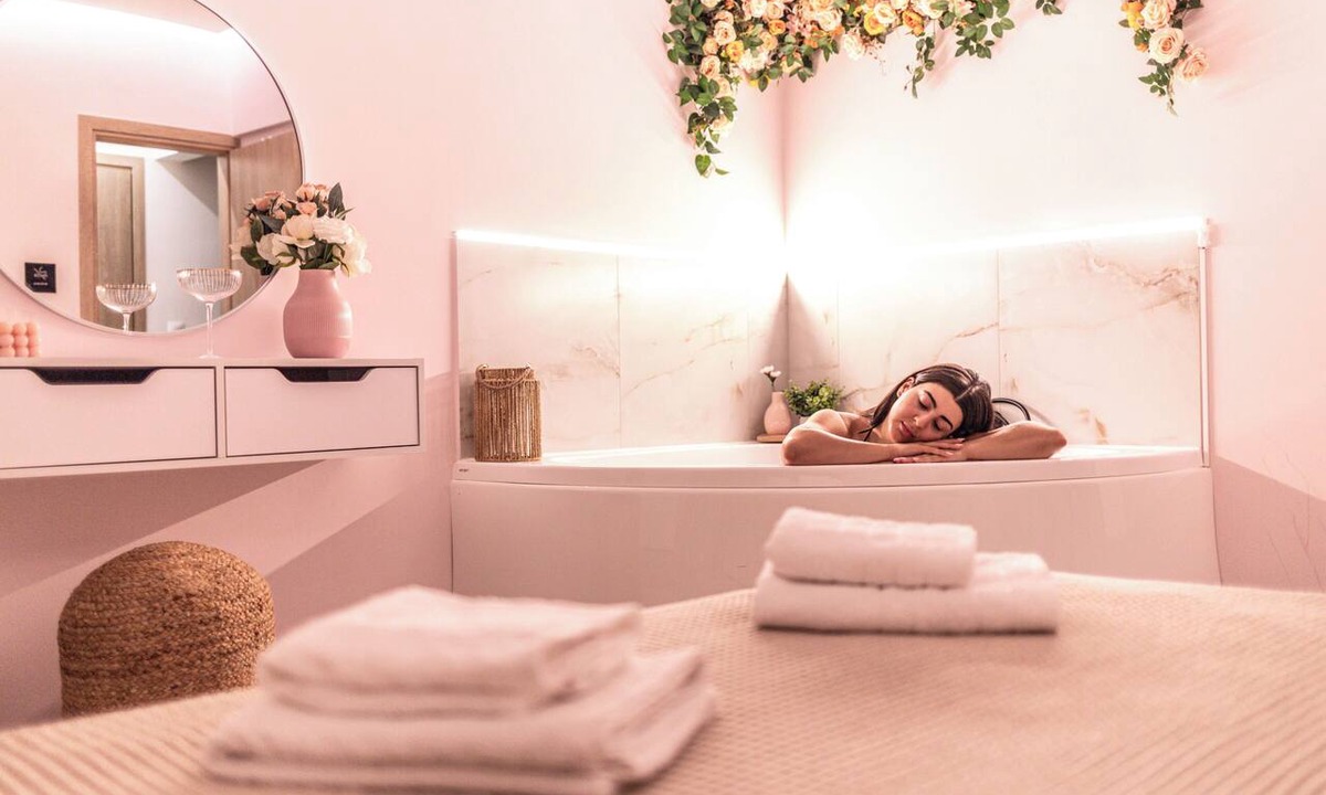 Stavroupoli House | Almond I Jacuzzi Suite Self Check-In Easy & Free Street Parking