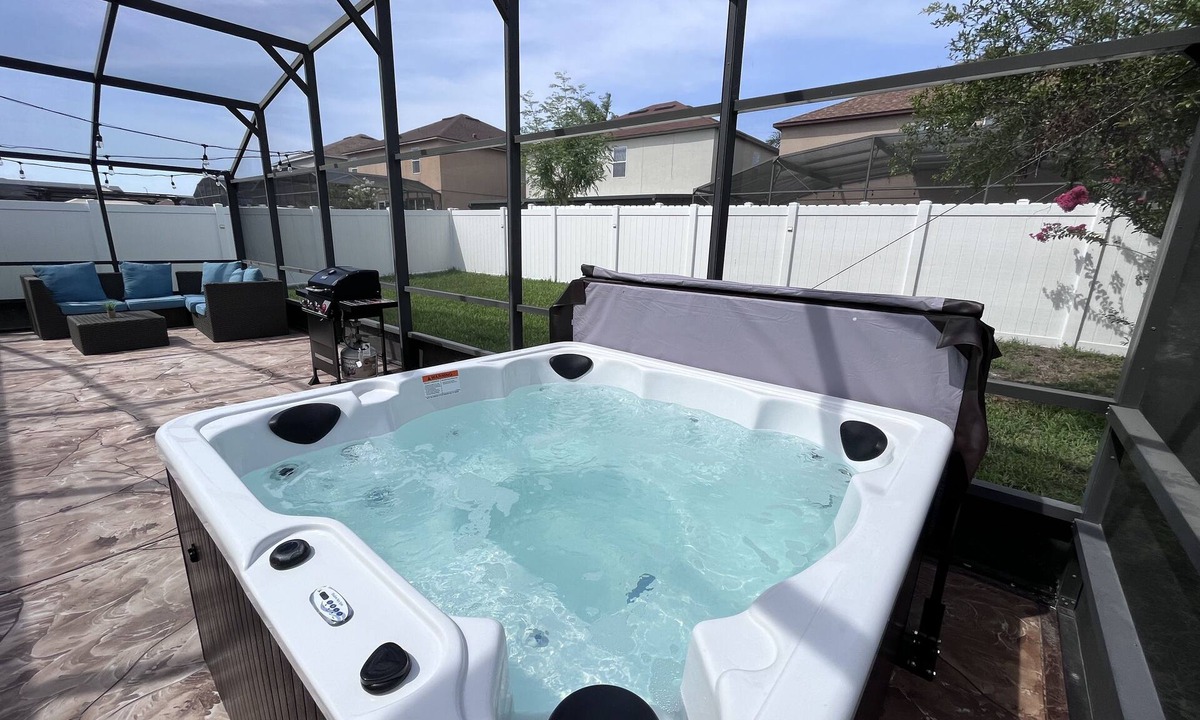 Calabay Parc House | Amazing renovated home with cozy patio and hot tub