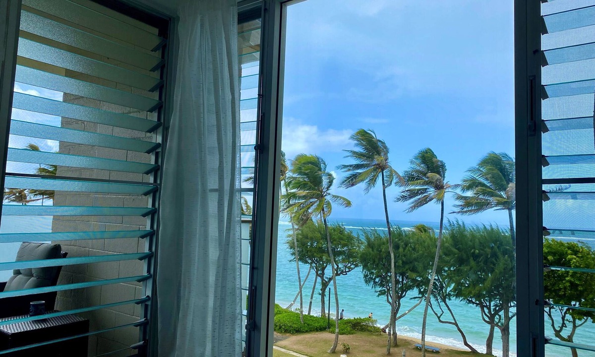 Punaluu Apartment | Beachfront & Oceanviews - New Furnishings