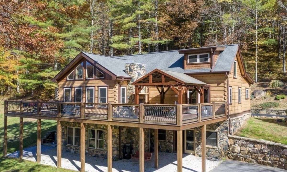 Spruce Pine Cabin | Bear Creek Cabin! Hot Tub+Fire Pit, Fireplace, Mtn Lodge, Private, WiFi, Grill!
