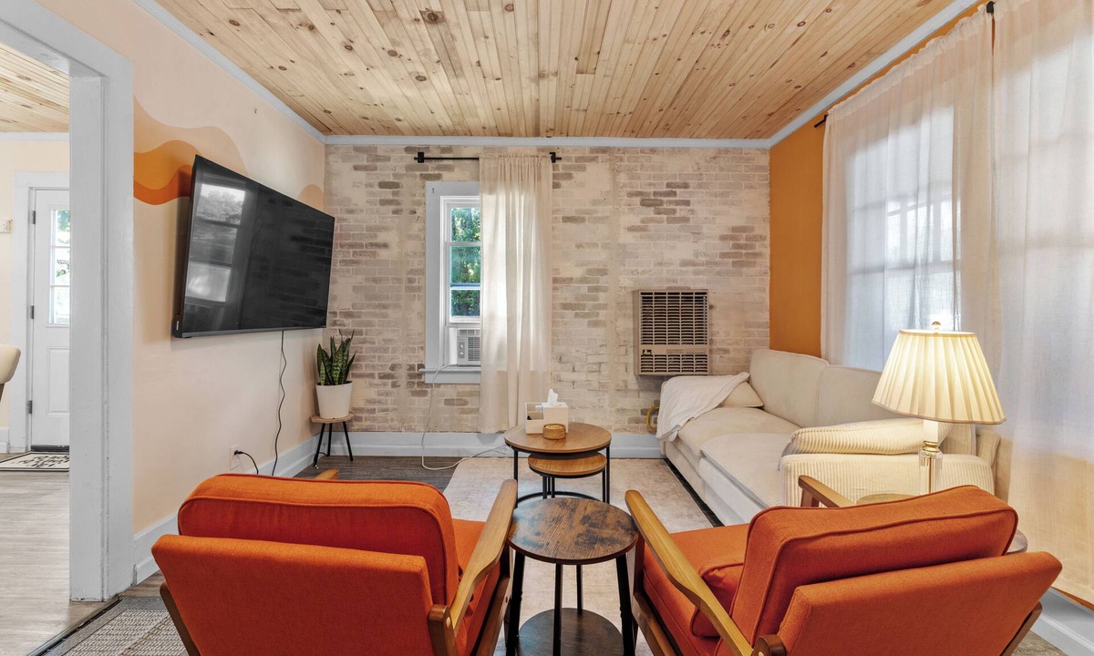 Liverpool Apartment | Boho Chic Retreat - King & Queen Bed - Near Lake & Downtown