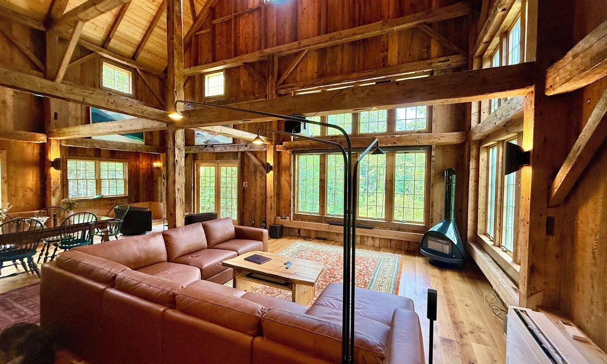 Granville House | BRAND NEW: Beautifully Restored Timber Frame Barn w/Hot Tub & Movie Theater