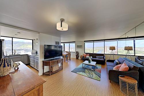 McCully - Moiliili Apartment | Breathtaking Hawaiian Monarch 2-Bedroom Penthouse