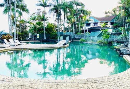 Bilambil Heights Apartment | Bright 2BR Retreat Pool View 12 Mins Airport