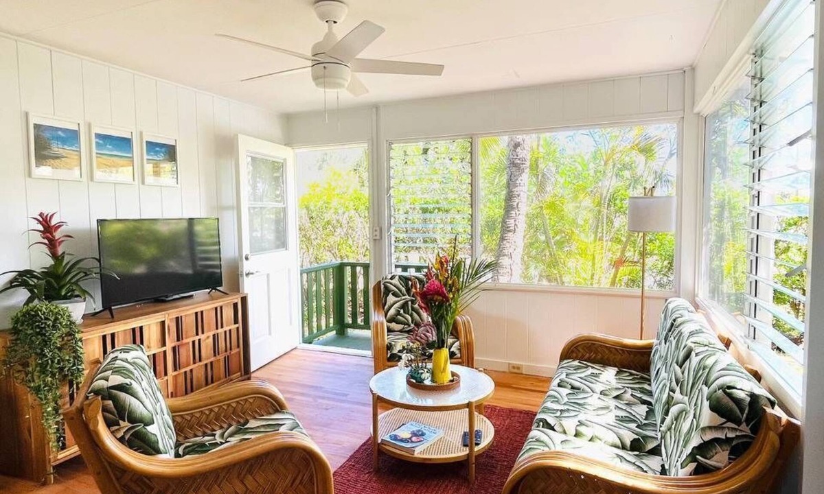 Waimanalo Beach House | Bright 3-bedroom tropical house in Waimanalo Beach Lots