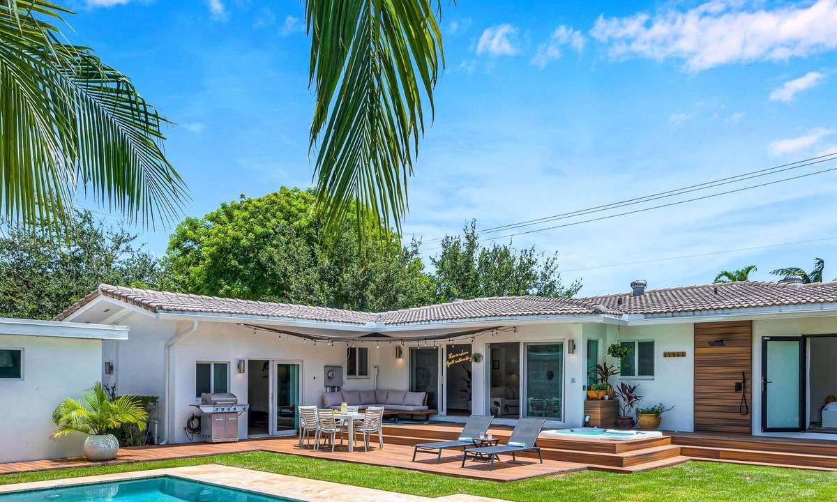 Victoria Park House | Centrally Located | Heated pool | Lush Tropical Surrounding | Oasis Key | RESlDENCES