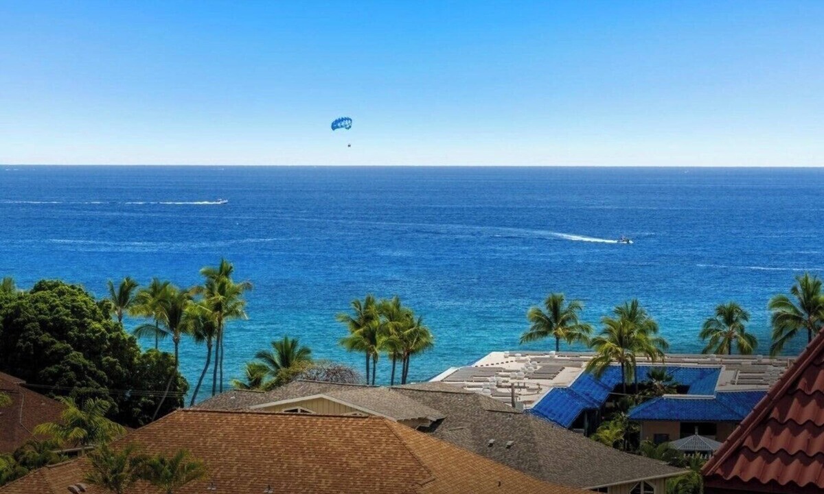 Historic Kailua Village Apartment | Charming 2-bedroom apartment in gorgeous Kona Village with King Bed, AC