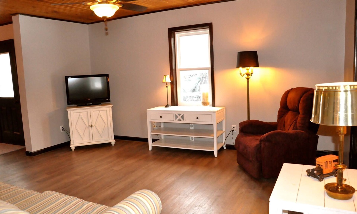 Fennville House | Charming Bungalow On Top Of The Hill ~ Close To Lake Michigan Beaches!