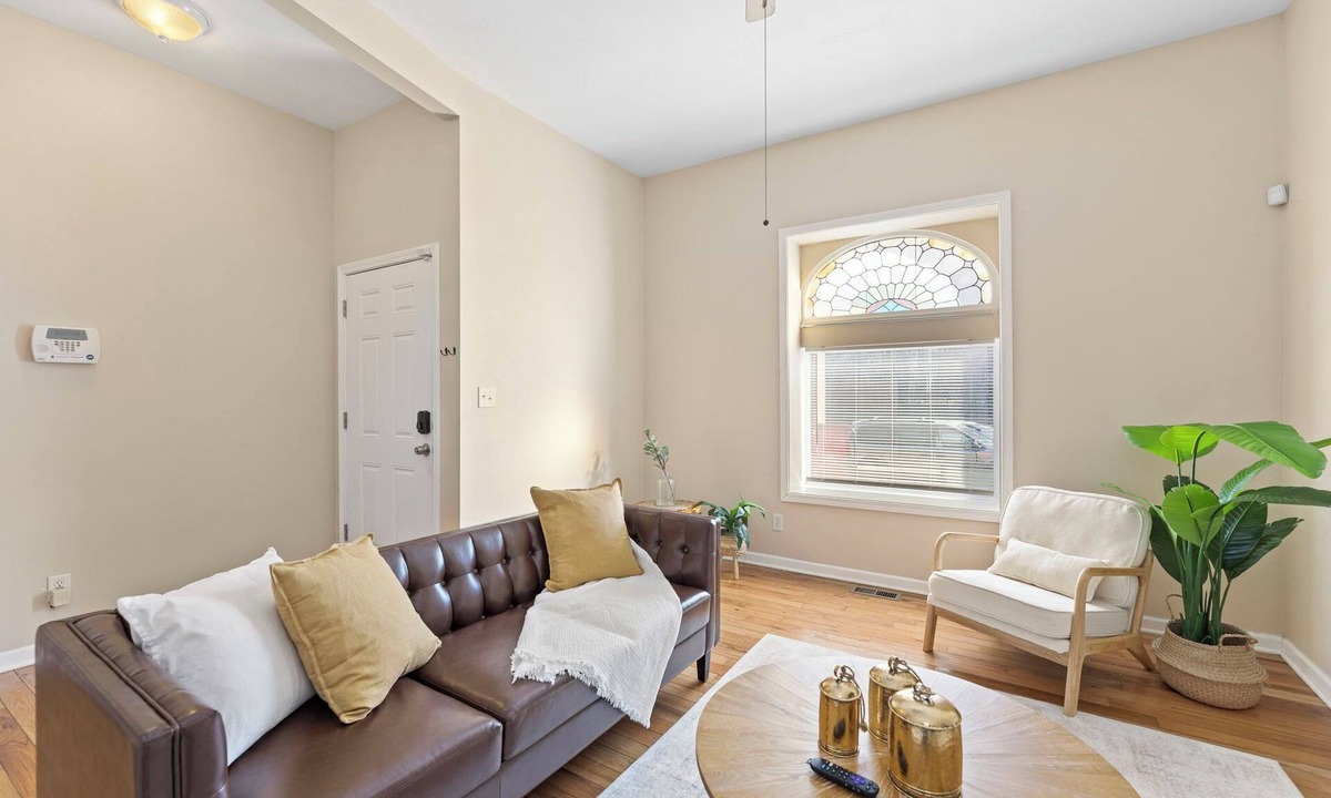 Northeast Kansas City Apartment | Charming KC 2BR 1 BATH Downtown Access In-Unit Laundry