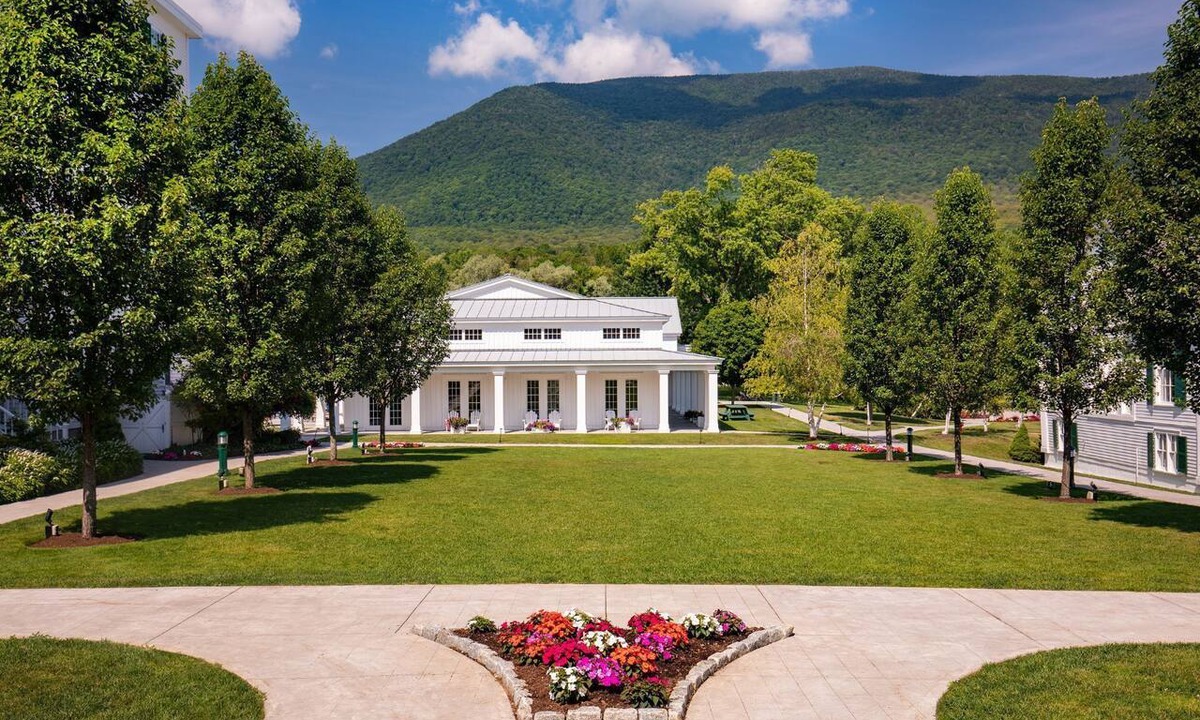 Manchester Apartment | Chic 5BR House | Mountain Views, Golf & Pool