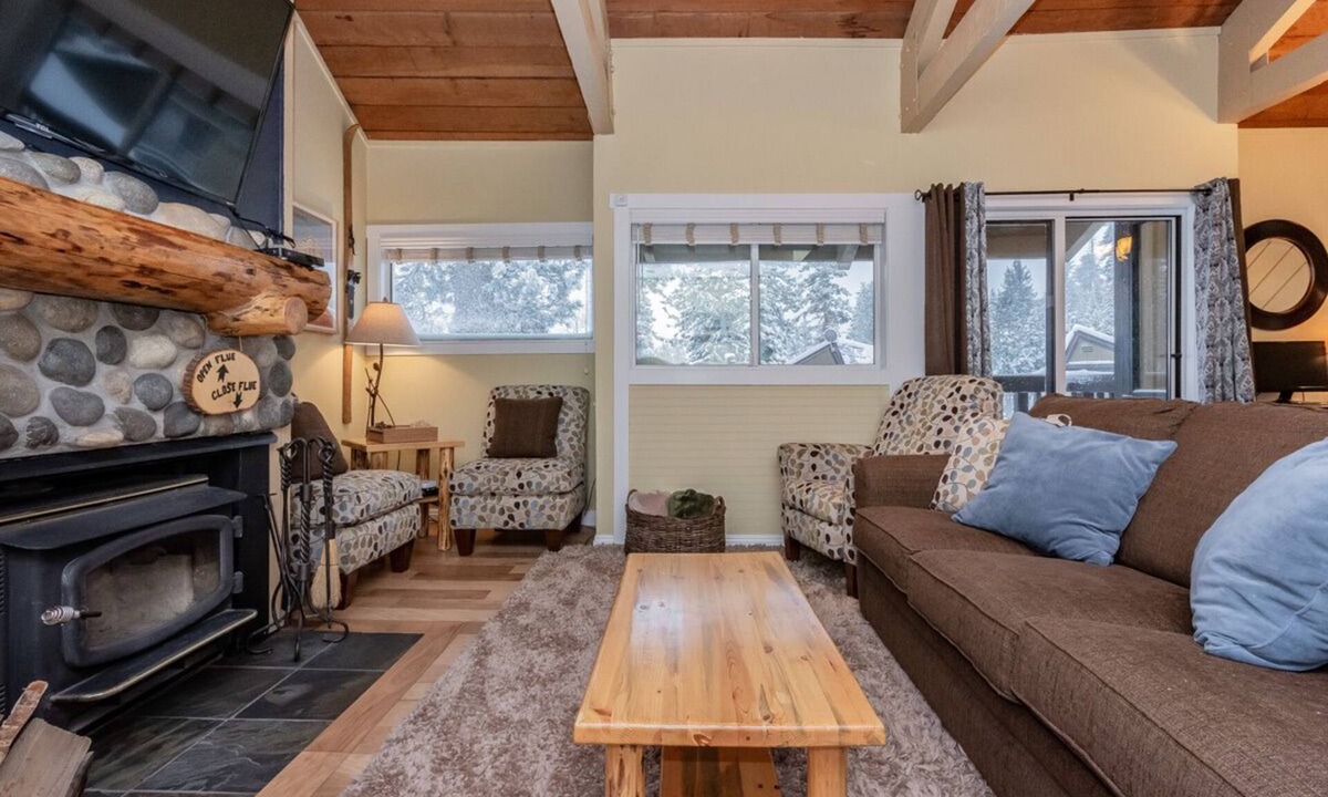 Majestic Pines House | Classic and Cozy Mammoth Condo with Wifi and hot tub access