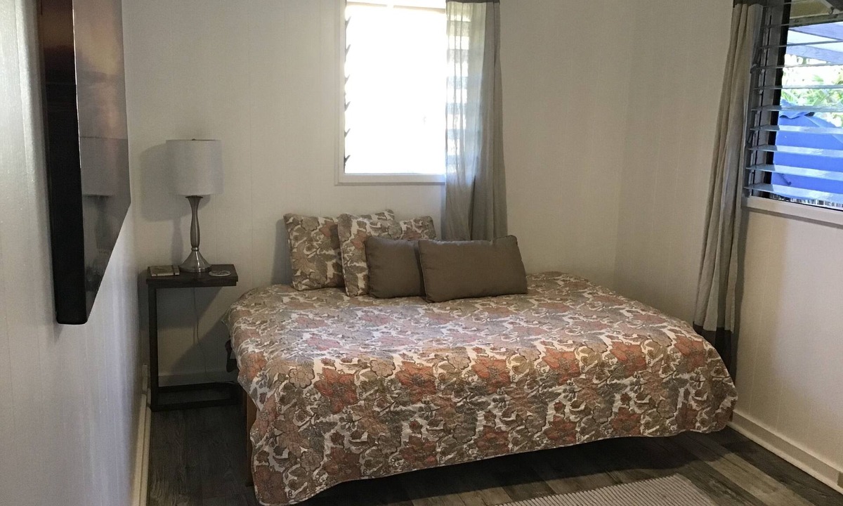 Waialee Bed & Breakfast | Clean single room across the street from the beach. 5 min walk to Historic town