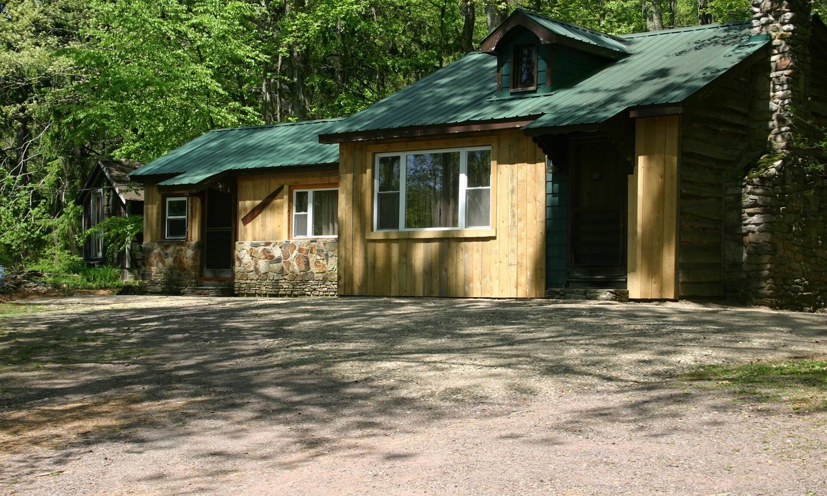 Benton House | Cozy Cabin - Your Perfect Summer Escape Awaits!