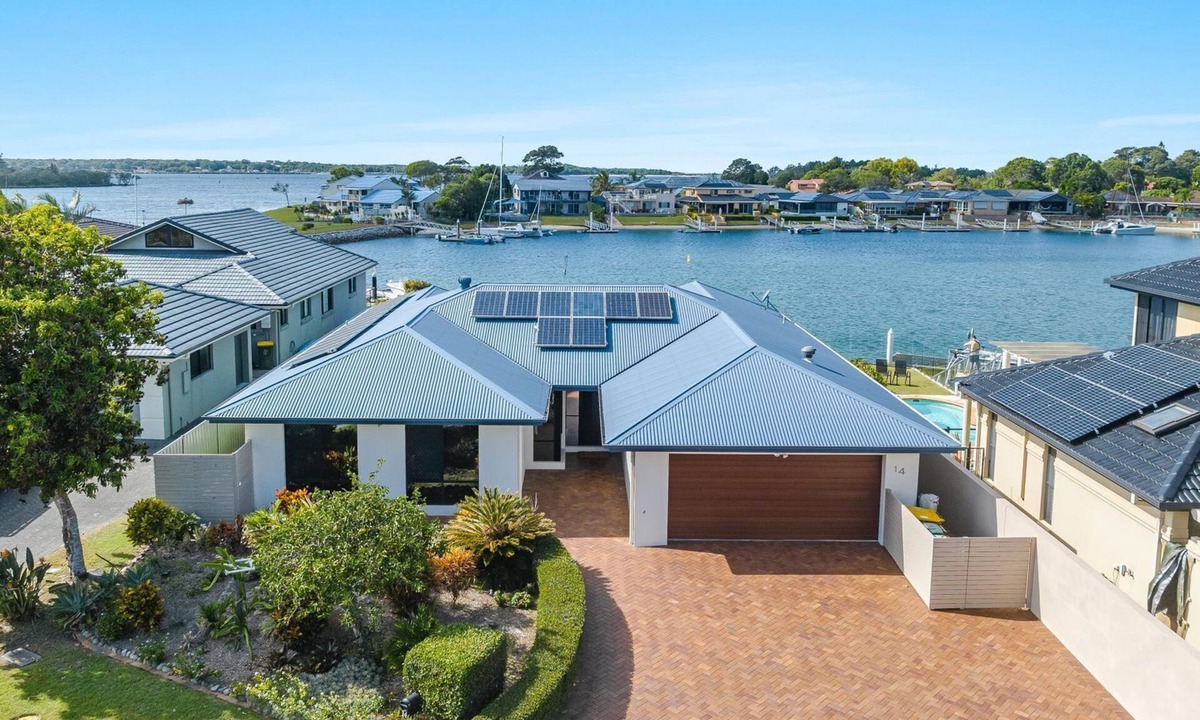Yamba House | Dolphin Waters - Waterfront Delight with Private Pontoon - Holiday Yamba