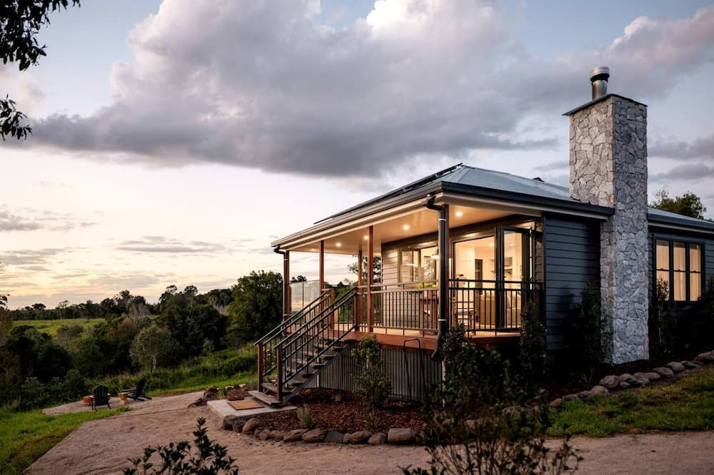Neumgna Cabin | Enchanting Cabin with Outdoor Bathtub, Fire Pit, and Views of Coomba Valley, Perfect for a Romantic Weekend Getaway