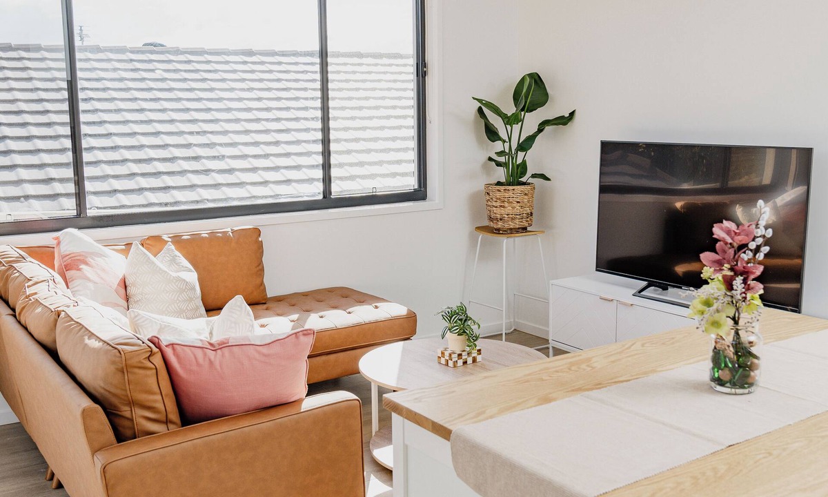 Banora Point Apartment | Entire unit 04 KS BEDS 2 Rooms with Kitchenette. 11 Kms to Goldcoast Airport