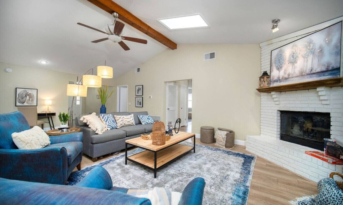 Southside House | ~Fresca Familia Sleeps 8 Heated Pool & Shopping~