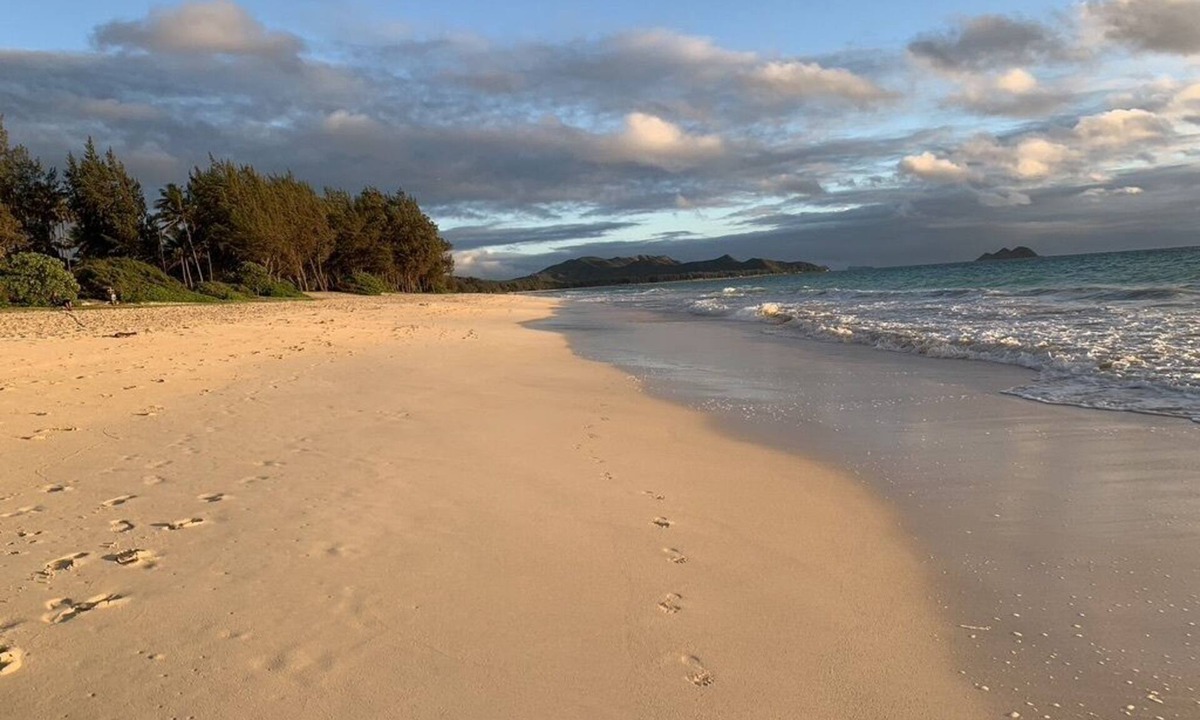 Waimanalo Beach House | Half block to Waimanalo Beach, cute 3-br bungalow