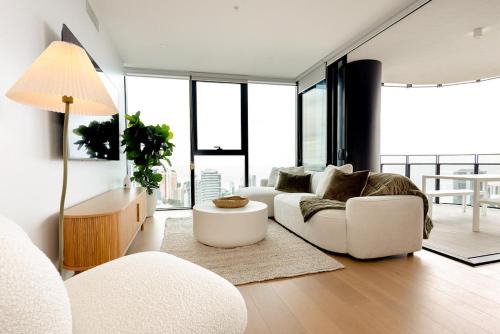 Broadbeach Apartment | High-Rise Luxury Ocean Views, Sauna & Pool