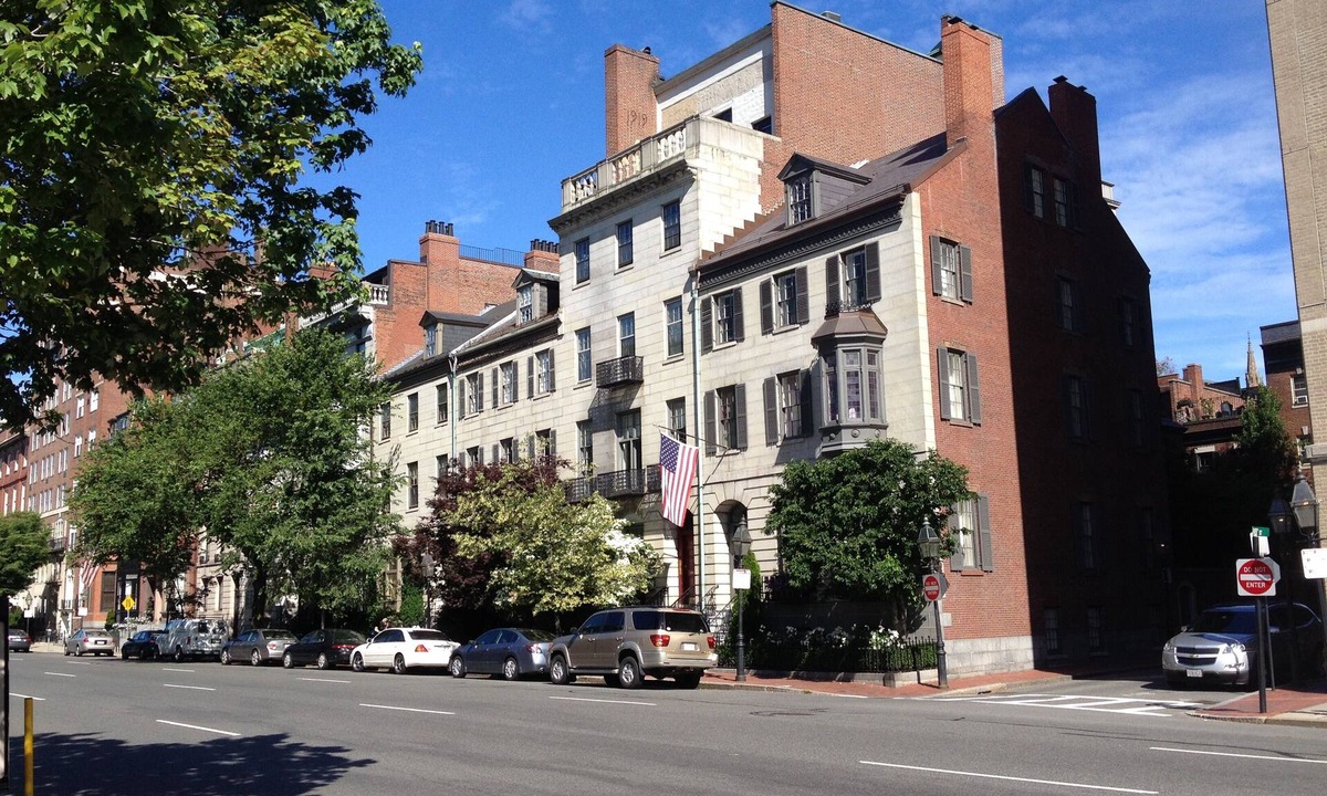 Beacon Hill Condo | Historic Townhouse Condo in the center of Boston, across from the Public Garden