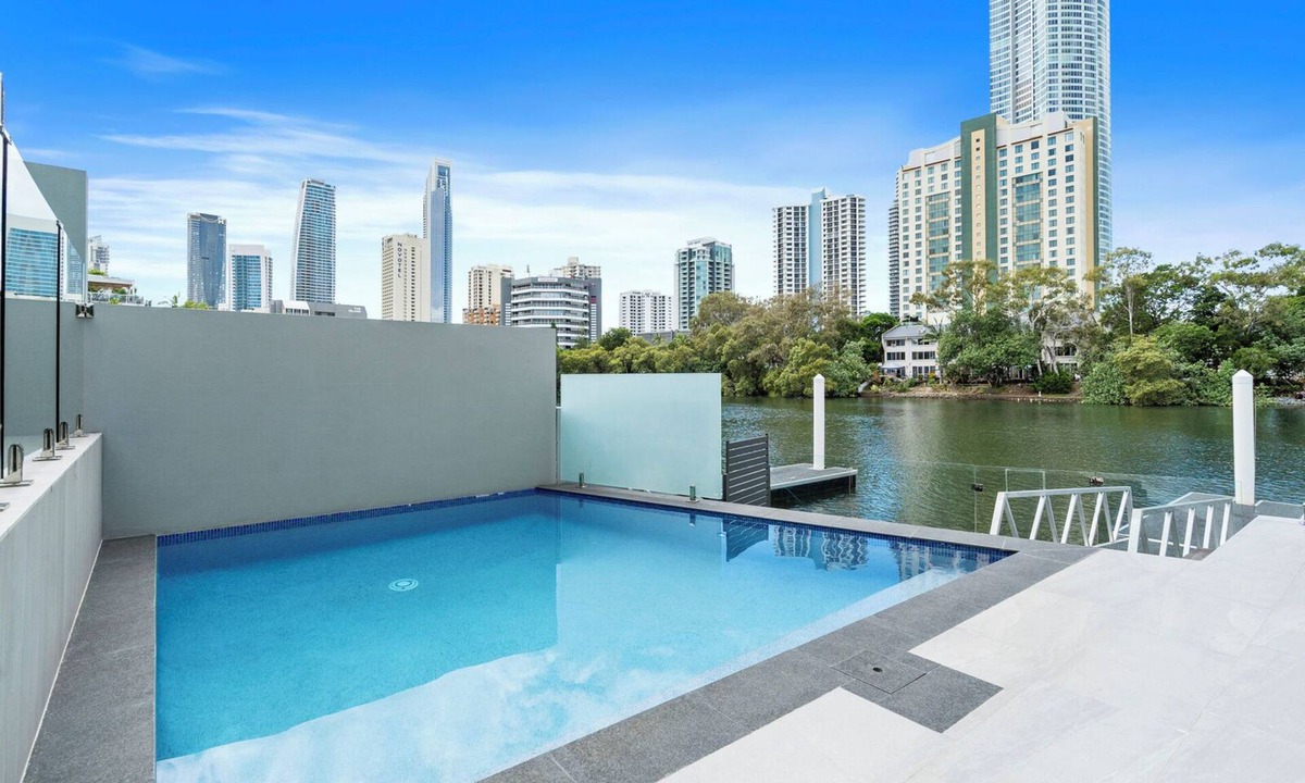 Surfers Paradise House | Island Dreams – Luxury Villa Living in the Heart of Surfers Paradise