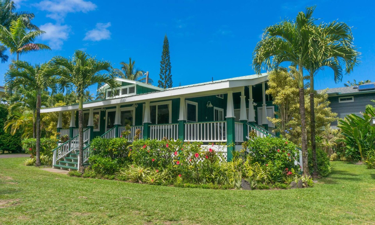 Hanalei Cottage | JUST A 5 MINUTE WALK TO THE BEACH OR HANALEI TOWN!