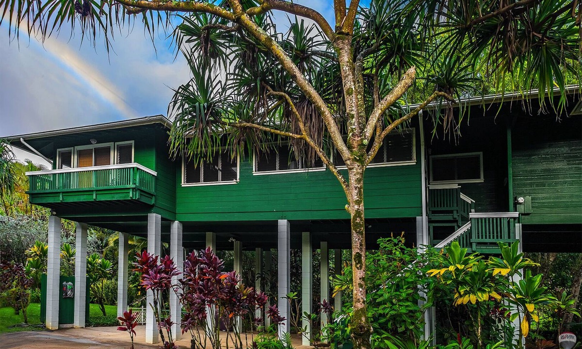 Wainiha House | Kauai Tree House - Nestled Along a Stream with Tropical Surroundings.
