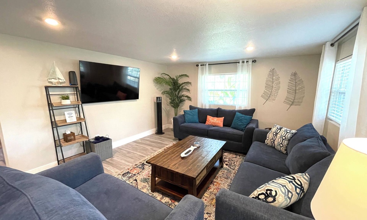 Crystal River House | ☆ King Suite, Arcade Games, Outdoor Space, Close to Downtown!