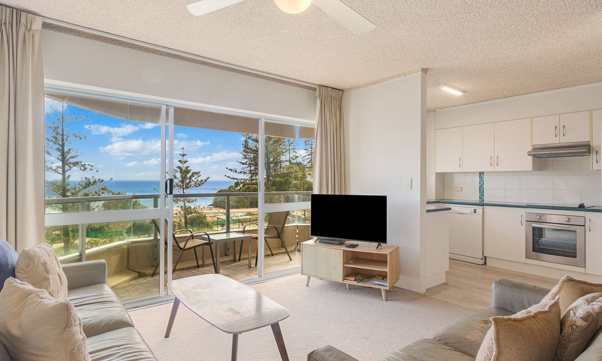 Coolangatta Apartment | Kooringal Unit 24 Located right on Greenmount beachfront with ocean views