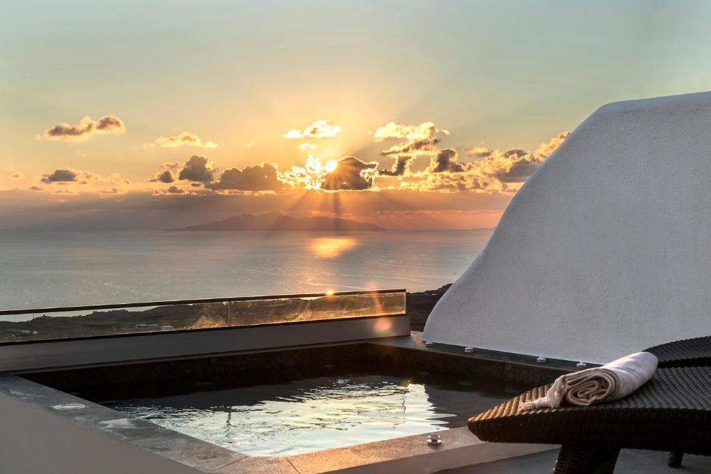 Vourvoulos Villa | La Estrella 4 Suites with Sea View & 4 Prive Hot Tub