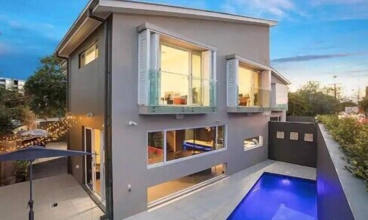 Surfers Paradise Villa | Large Surfer's Sanctuary 4 beds 4 bath and pool