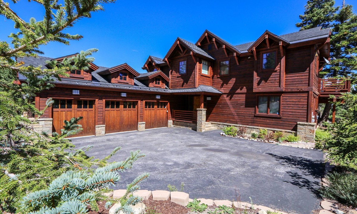 Mammoth Lakes Condo | Luxury 5-Star Golf Course Retreat, Private Jacuzzi, Gas Grill, Laundry