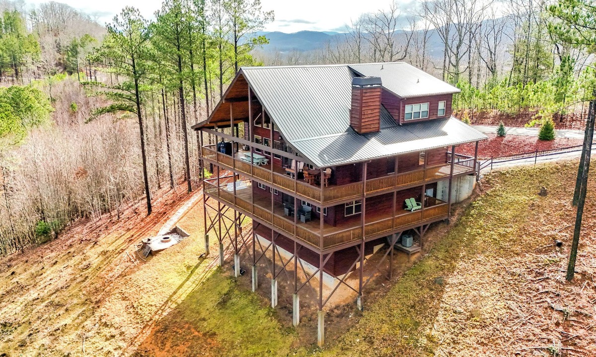 Blairsville Cabin | Luxury Blue Ridge Cabin – Mountain Views, Spacious retreat, Hot Tub, Lake
