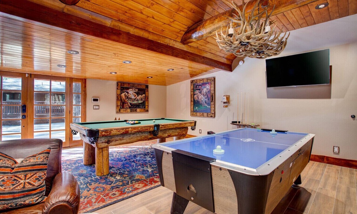 Winter Park Cabin | Luxury Log Lodge- EV, Game Room, Dogs, SPA, AC, Fenced Acre, Fire Pit, Fireplace