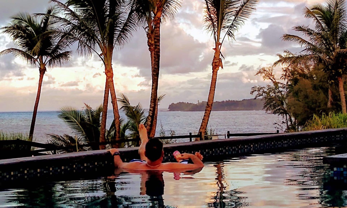Hakalau House | Luxury Oceanfront B-n-B Suite Gated Cliffside Estate - Banyan - Beach 10m walk