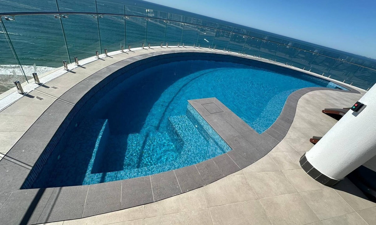 Main Beach Apartment | Luxury Pearl Main Beach Apartment Walk to the Beach