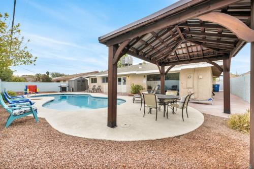 Rancho Oakey House | LV Amazing Single Story - Private Pool Games BBQ