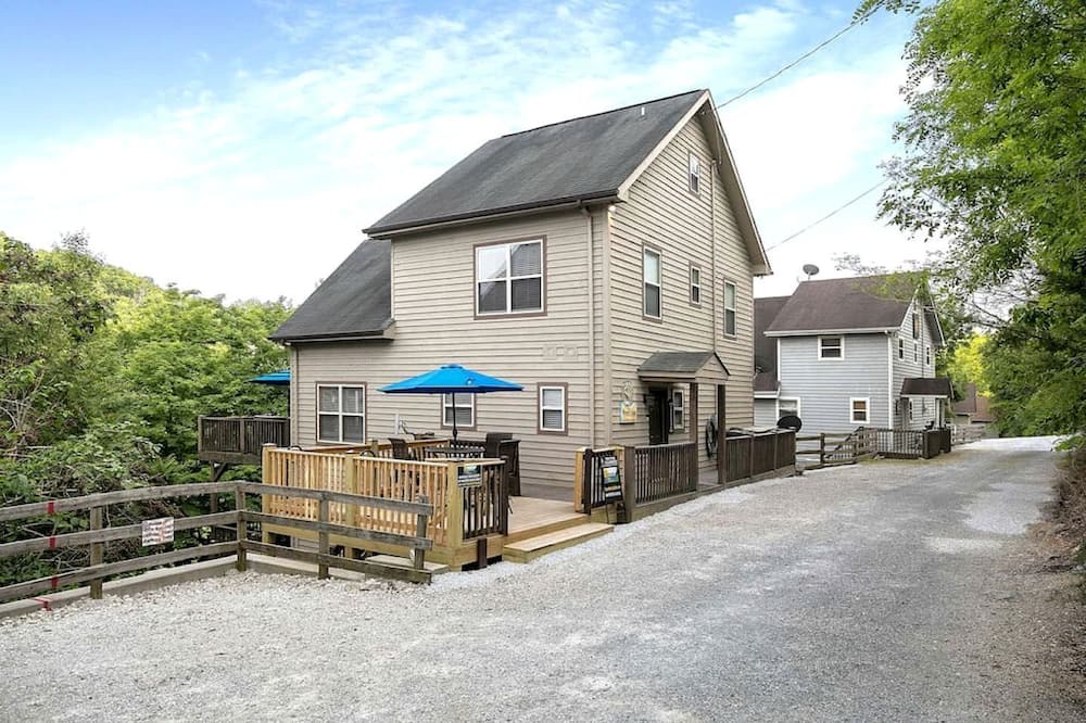 Flat Hollow Marina Cabin | Majestic Waterfront Tennessee Cabin with a Hot Tub at Norris Lake