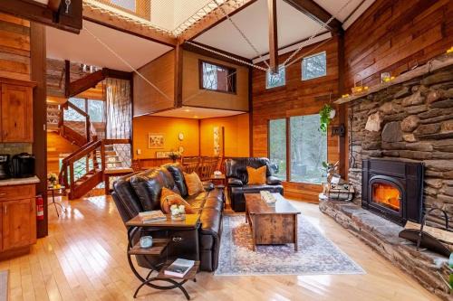 Hancock House | MapleCastle = HotTub, RiverSide, IndoorHummock, FirePlace, BackYard