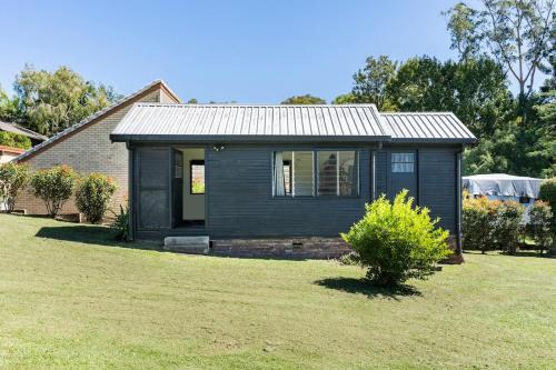 The Gap Apartment | Mid-Century Cabin - 1 Bed, 1 Car, Golf Course, 15 min to CBD