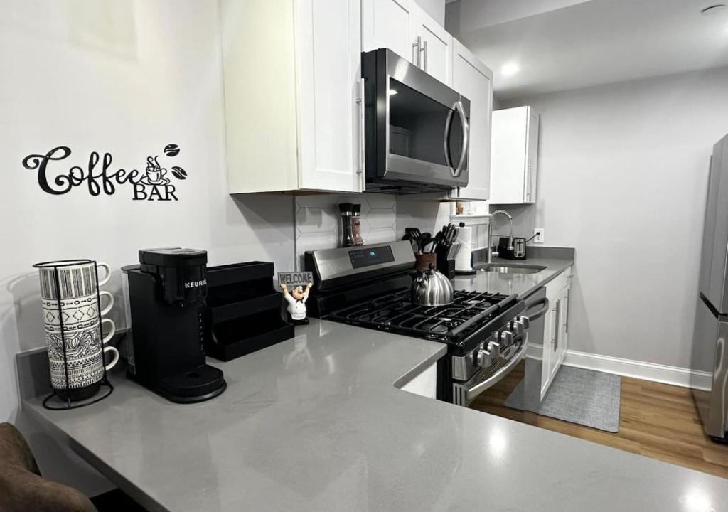 Fitchburg Apartment | Modern 3BR Near FSU - 15 Min to Wachusett