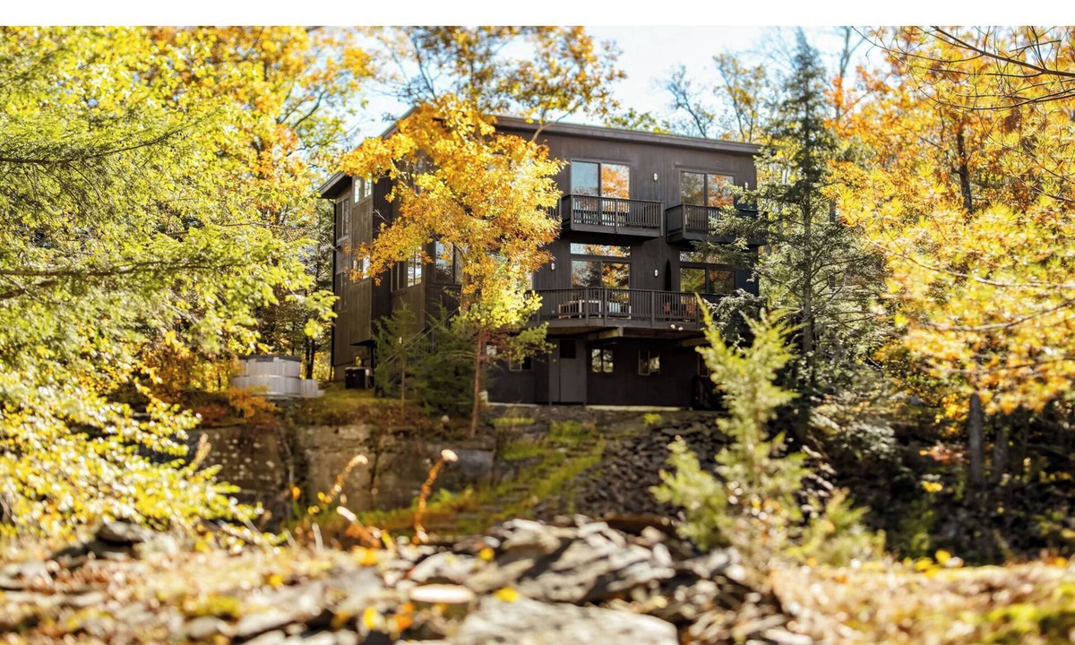 Saugerties House | Modern interiors with beautiful view of mountains and a private bluestone quarry