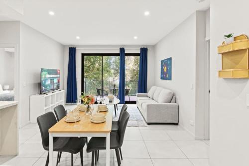 Macgregor Apartment | Modern Retreat two Ensuite Bedrooms and Walk to Shops