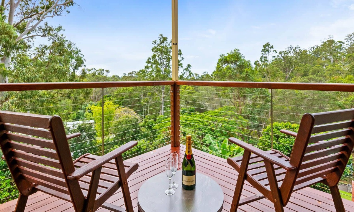 Mudgeeraba House | Mountain Views, Tranquil 4 Bed Upper Unit